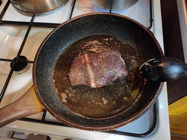 Как пожарить стейк из говядины на сковороде